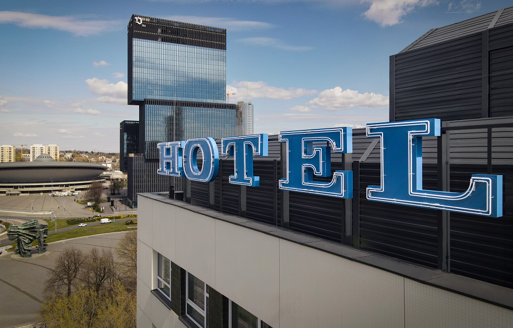 Nuovo neon dell’Hotel Katowice ricreato e installato sul tetto