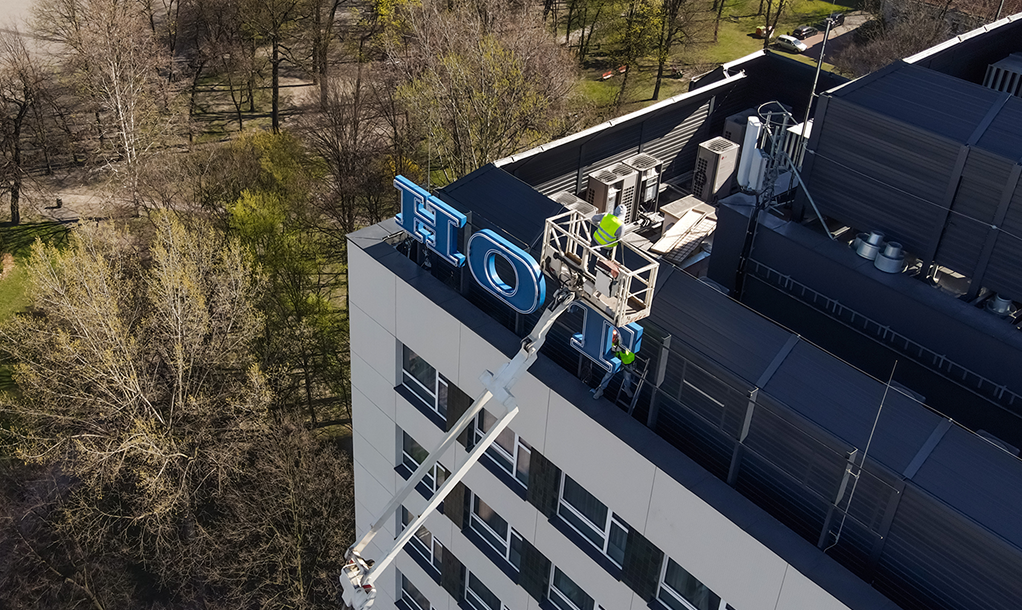Installazione del neon dell’Hotel Katowice con gru specializzata