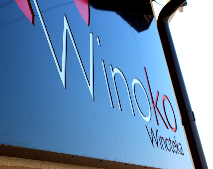 Winoko - Scatola luminosa a LED fresata sopra l'ingresso