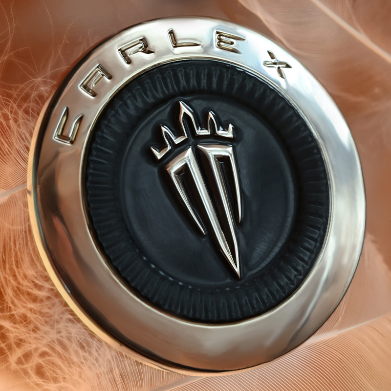 Emblema metálico 3D con detalle preciso