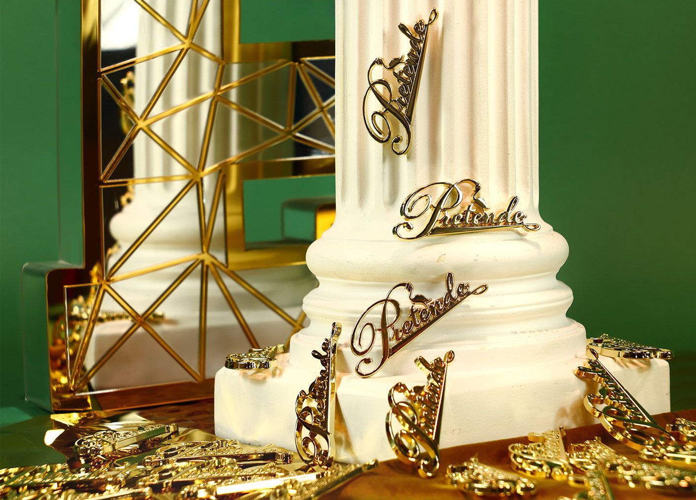 Emblema metálico premium con superficie pulida