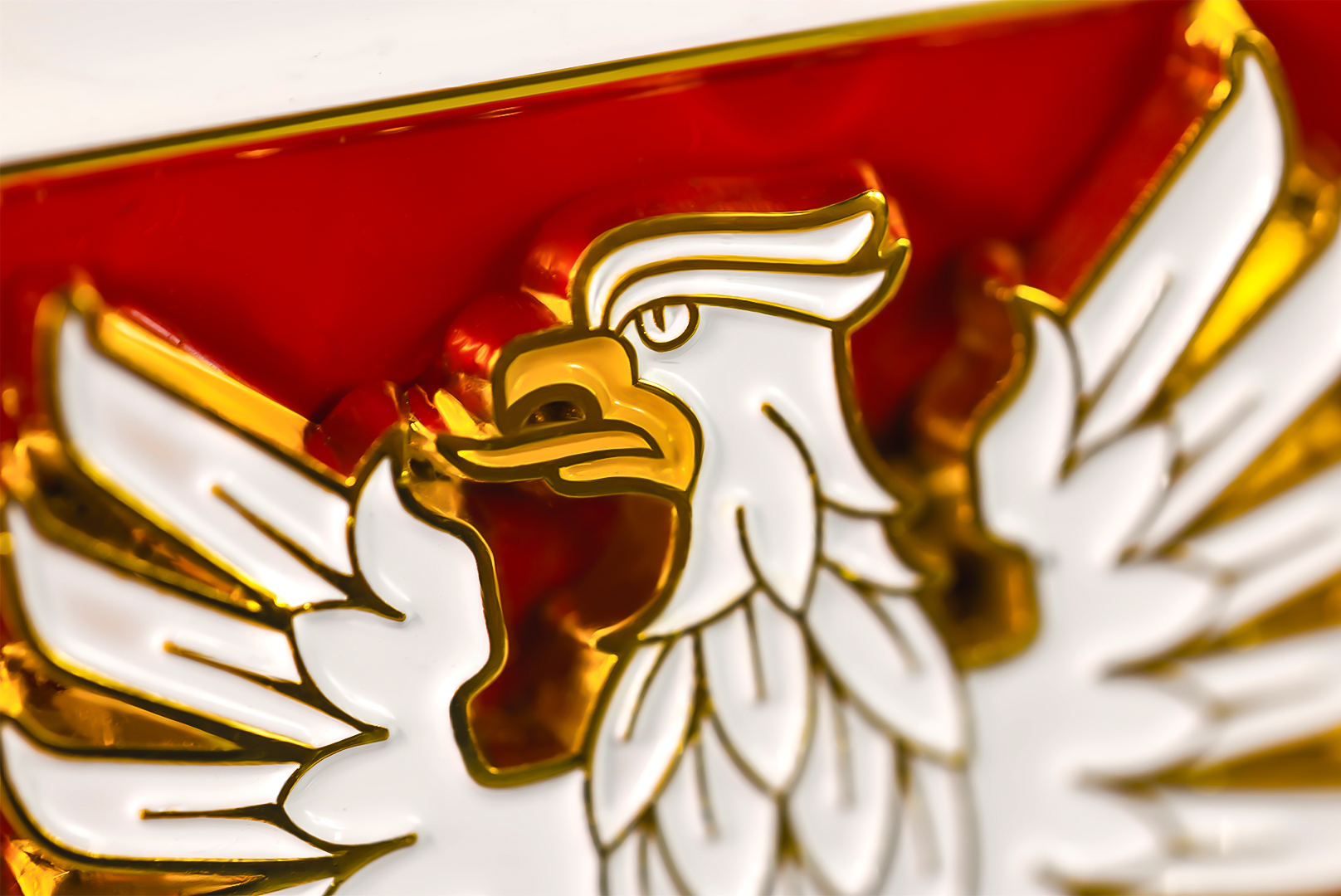 Sutil firma metálica de marca en un producto