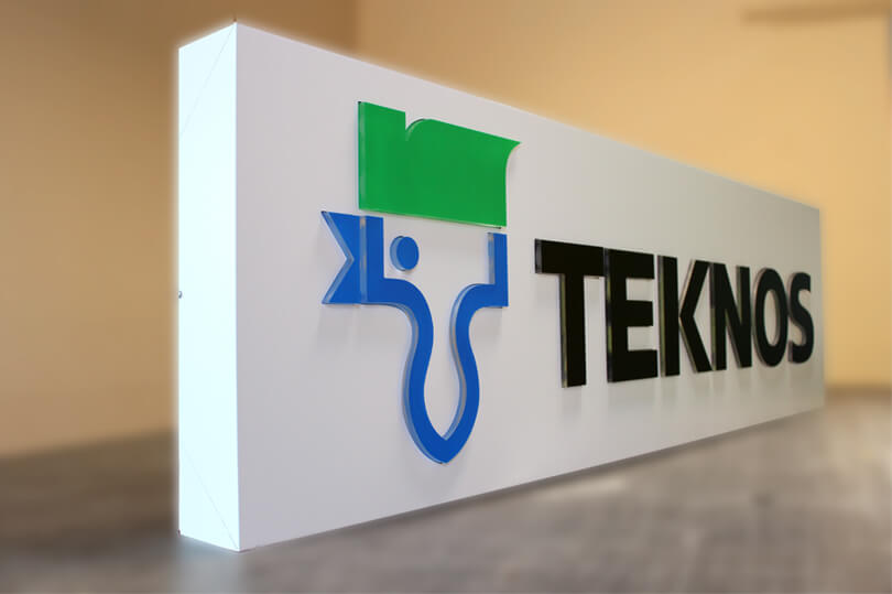 Teknos - kaseton świetlny z literami i logiem przestrzennymi