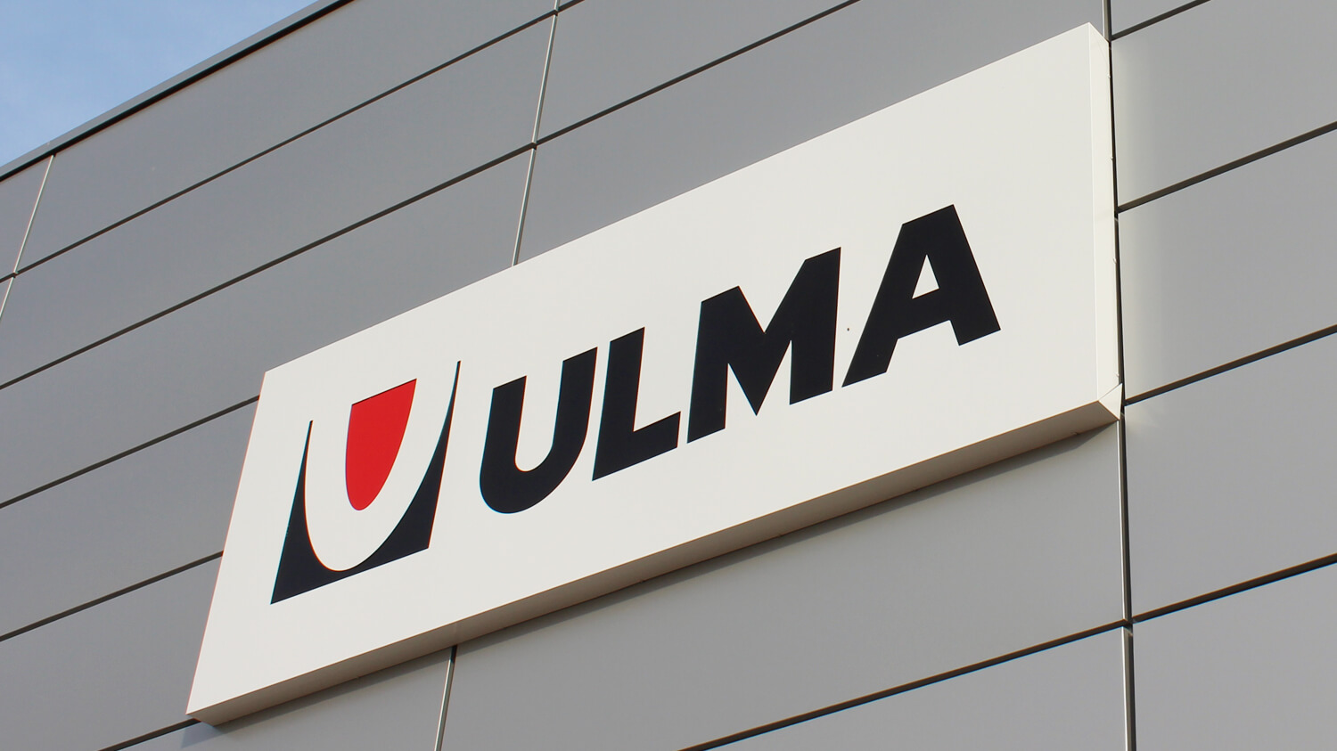 ULMA - panneau publicitaire avec nom et logo de l'entreprise