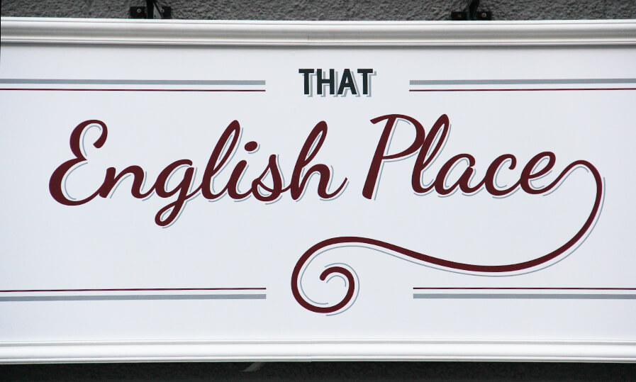 English Place - Werbetafel über dem Eingang