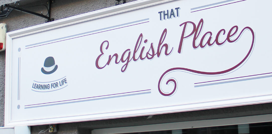 English Place - reclamepaneel boven de ingang