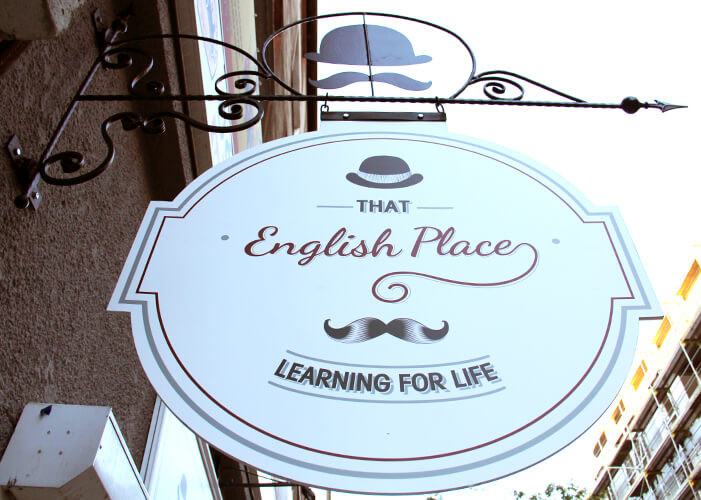 English Place - reclamepaneel boven de ingang