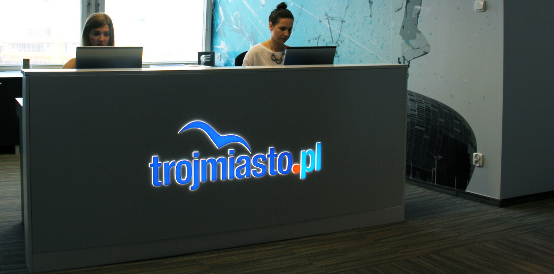 trojmiasto.pl - cofre publicitario led con inscripciones