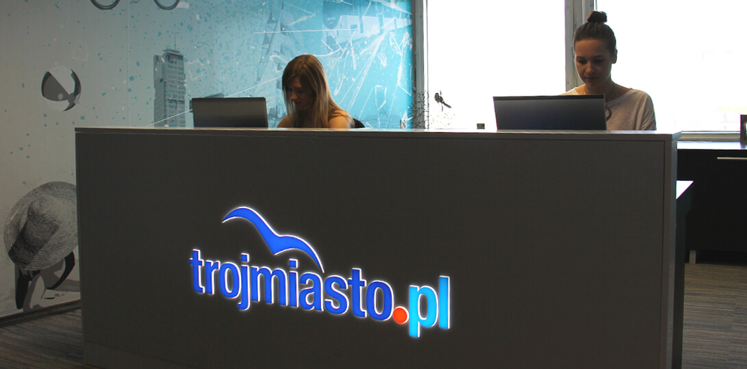 trojmiasto.pl - led reclamekist met inscripties