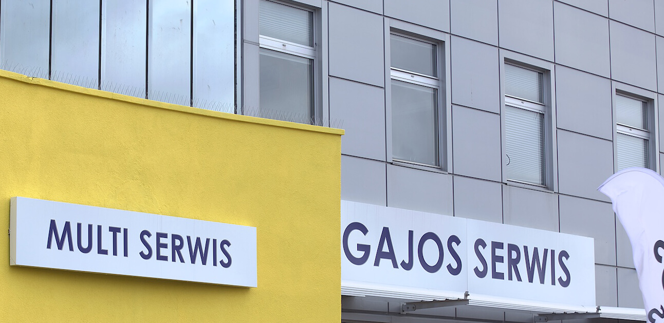 Gajos Serwis - caisson en dibond, enseigne de l'entreprise au-dessus de l'entrée