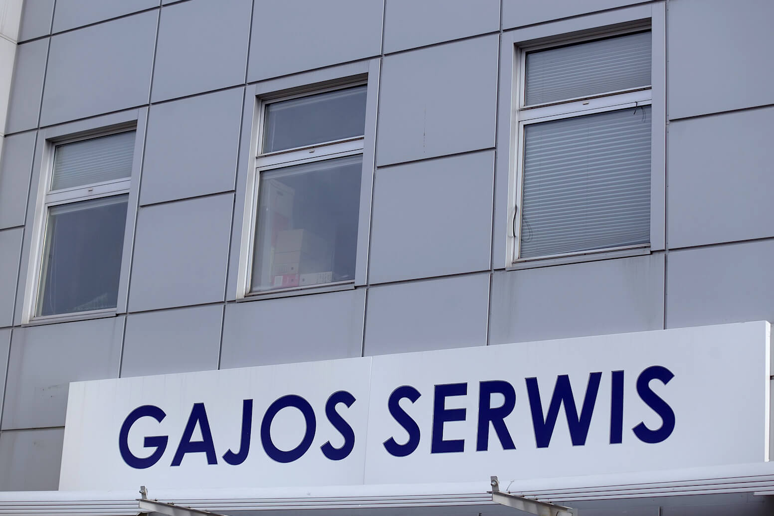 Gajos Serwis - Dibond-Kassette, Firmenschild über dem Eingang