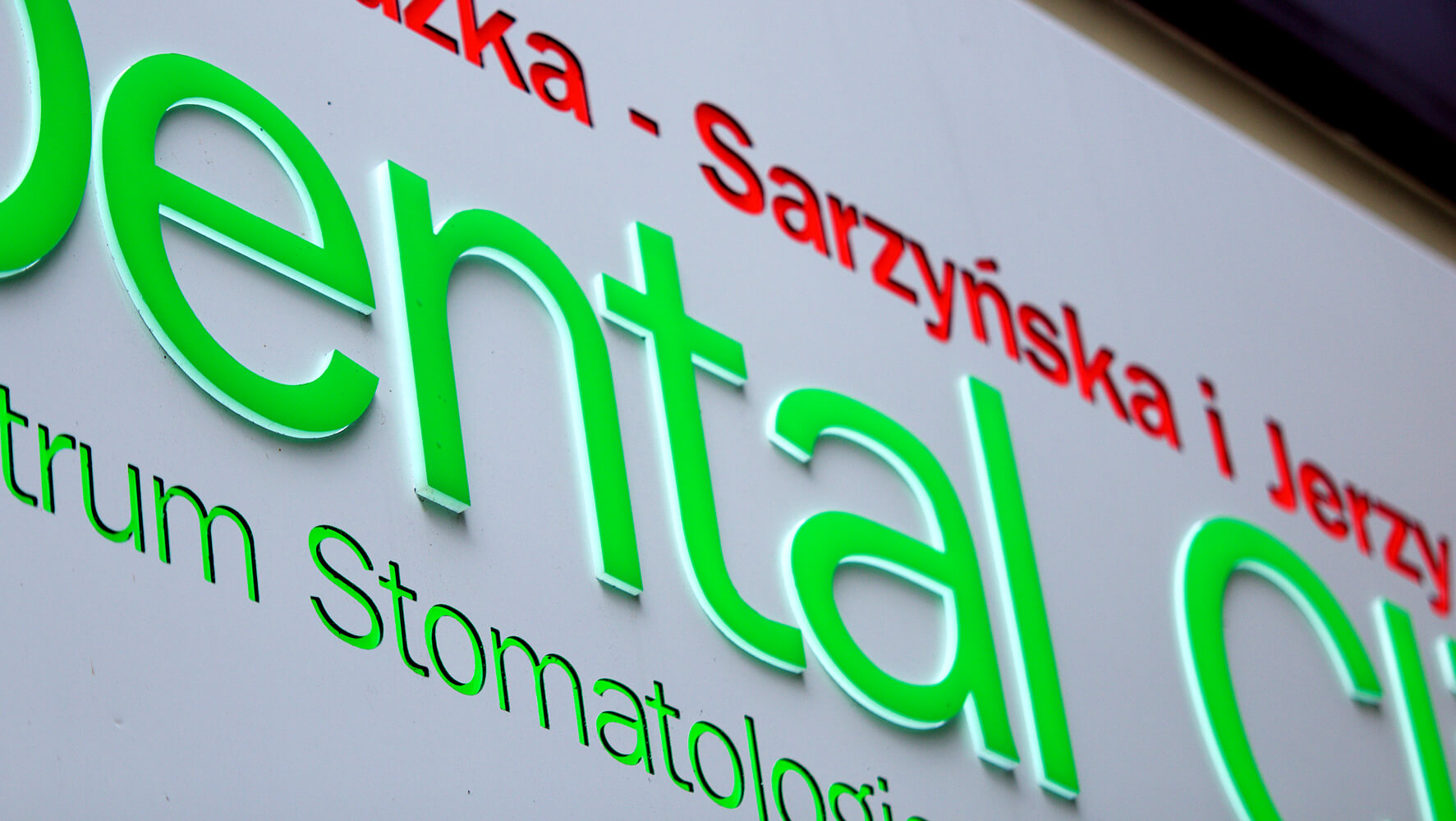 Dental Clinic - litery przestrzenne świetlne na kasetonie z dibondu