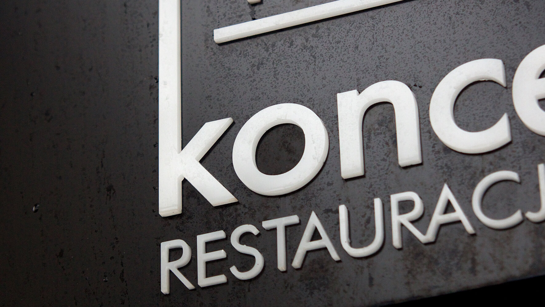 Koncept Restaurant - led letters placed on a dibond coffer