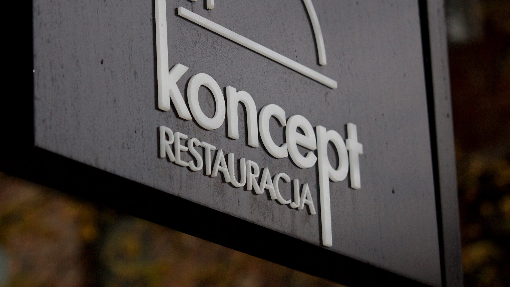 Koncept Restaurant - Dibondkiste am Eingang