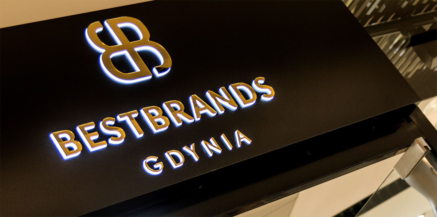 Bestbrands Gdynia - leuchtende Werbekassette über dem Eingang