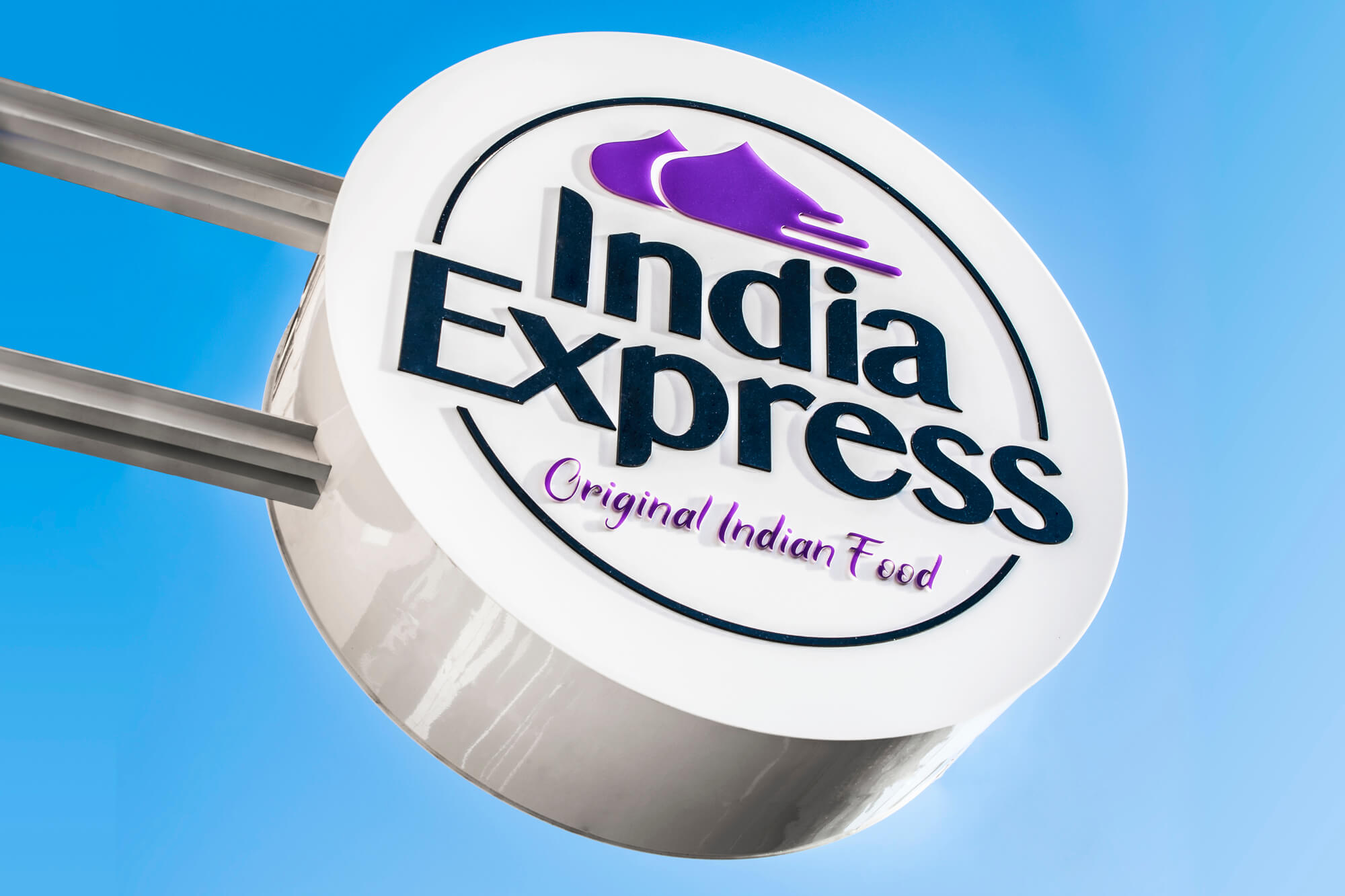 India Express - Firmenlogo, Werbesemaphore neben dem Eingang aufgehängt