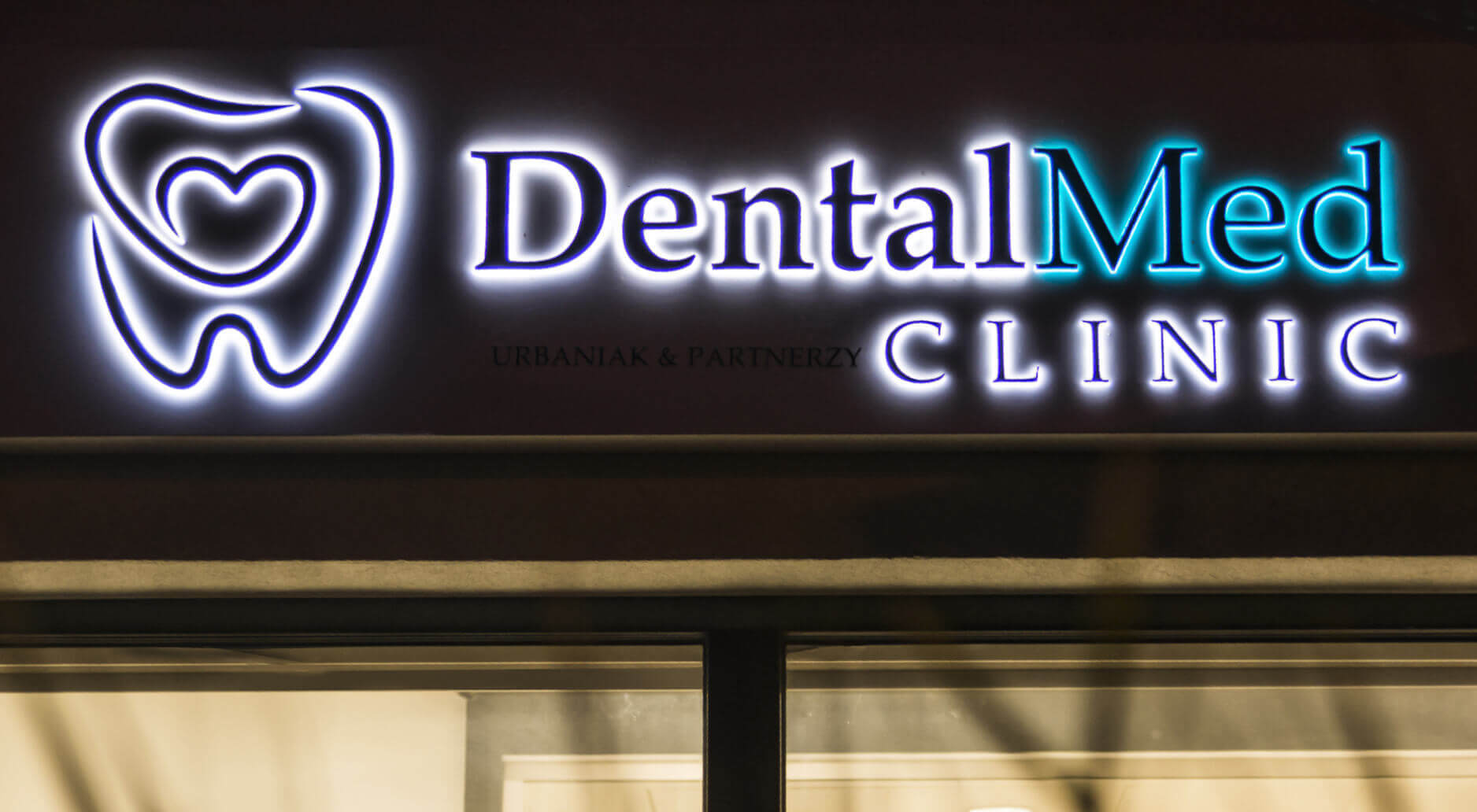 DentalMed - spatial letters on the advertising coffer above the entrance