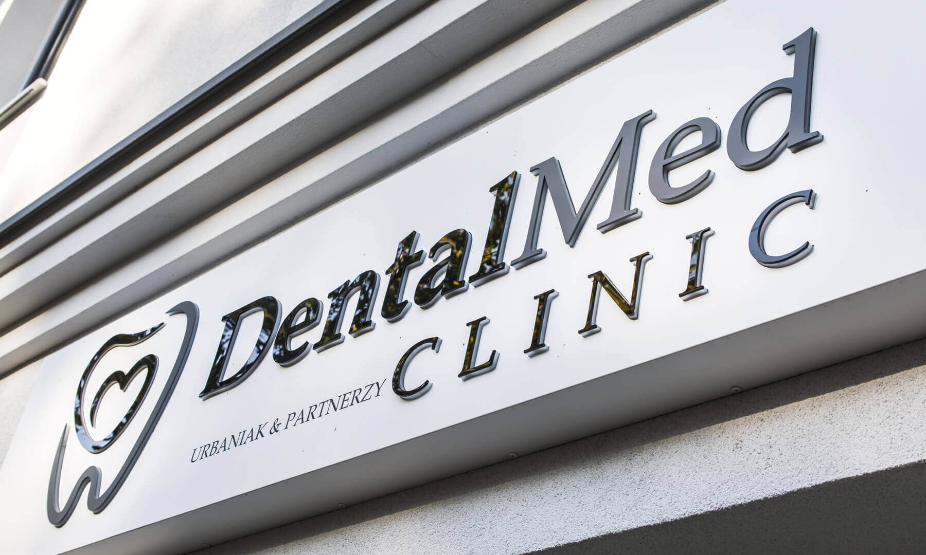 DentalMed - spatial letters on the advertising coffer above the entrance