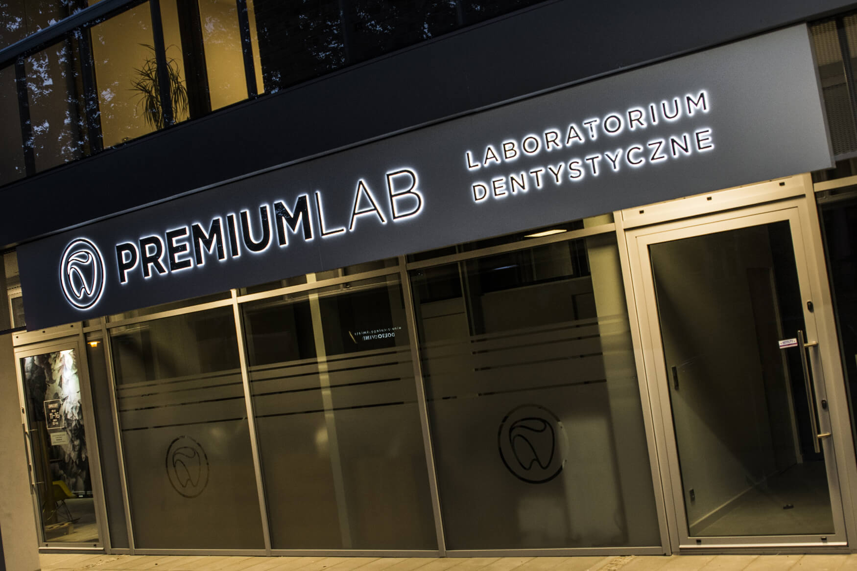 Premiumlab - insegna aziendale posta su un cassone pubblicitario con lettere spaziali in lamiera