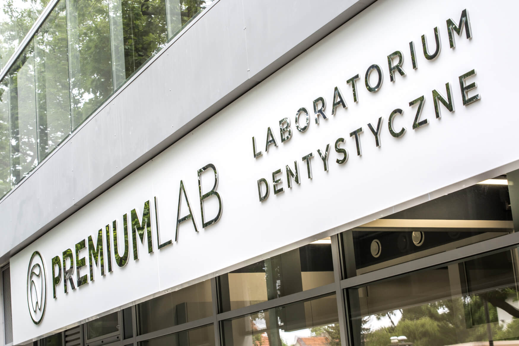 Premiumlab - insegna aziendale posta su un cassone pubblicitario con lettere spaziali in lamiera