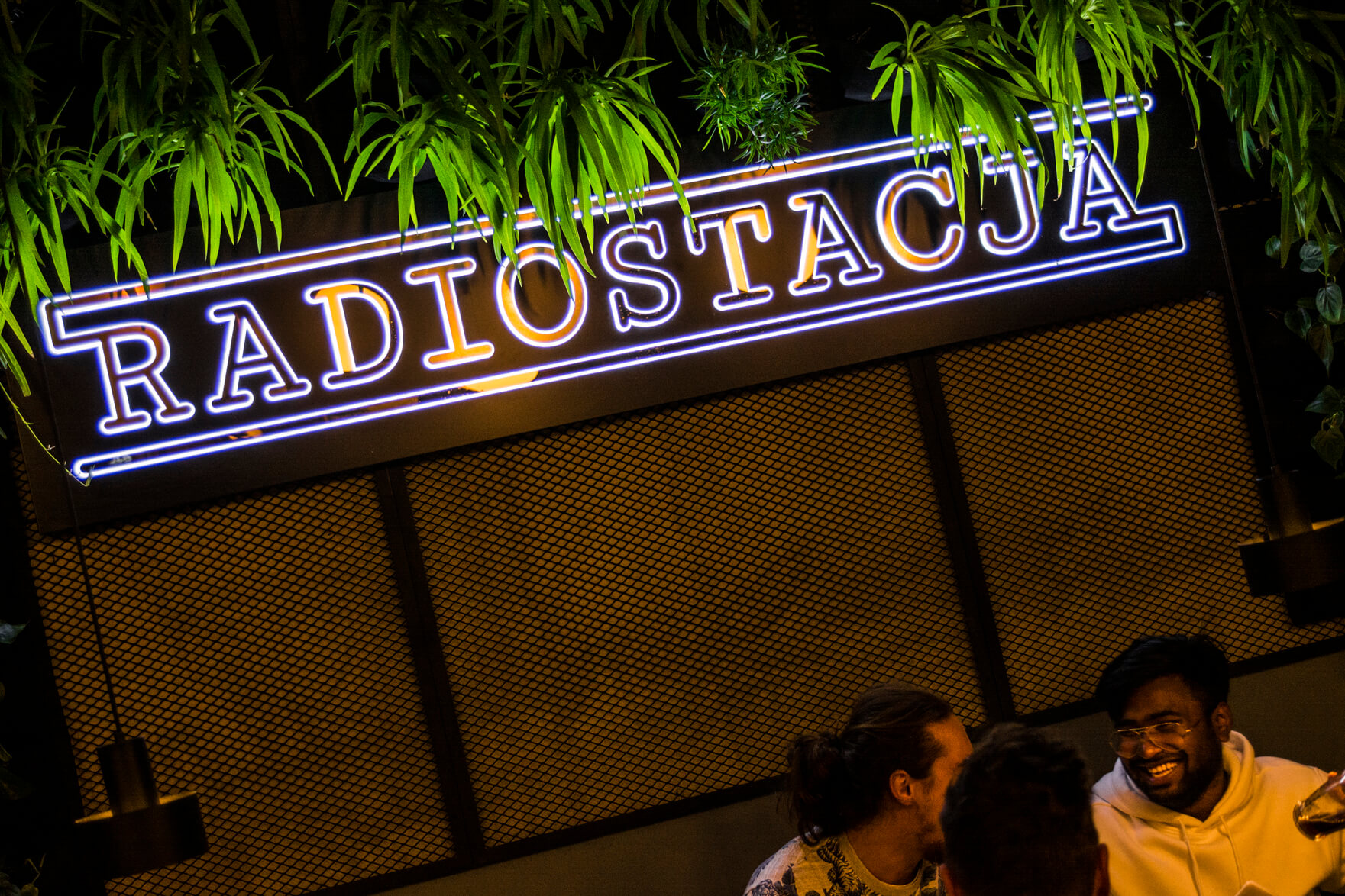 Stazione radio - Lettere spaziali su un forziere