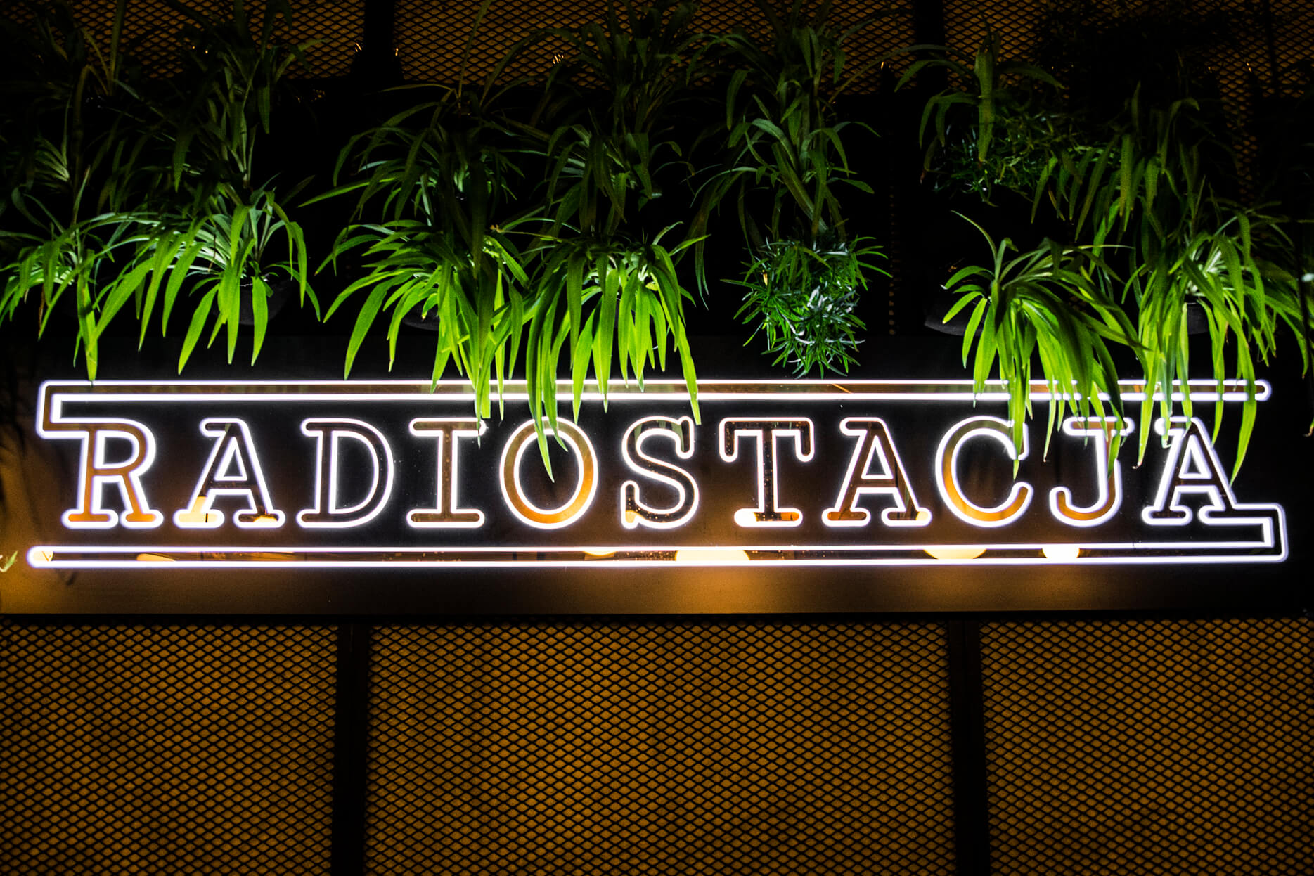 Station de radio - caisson lumineux placé à l'intérieur du restaurant