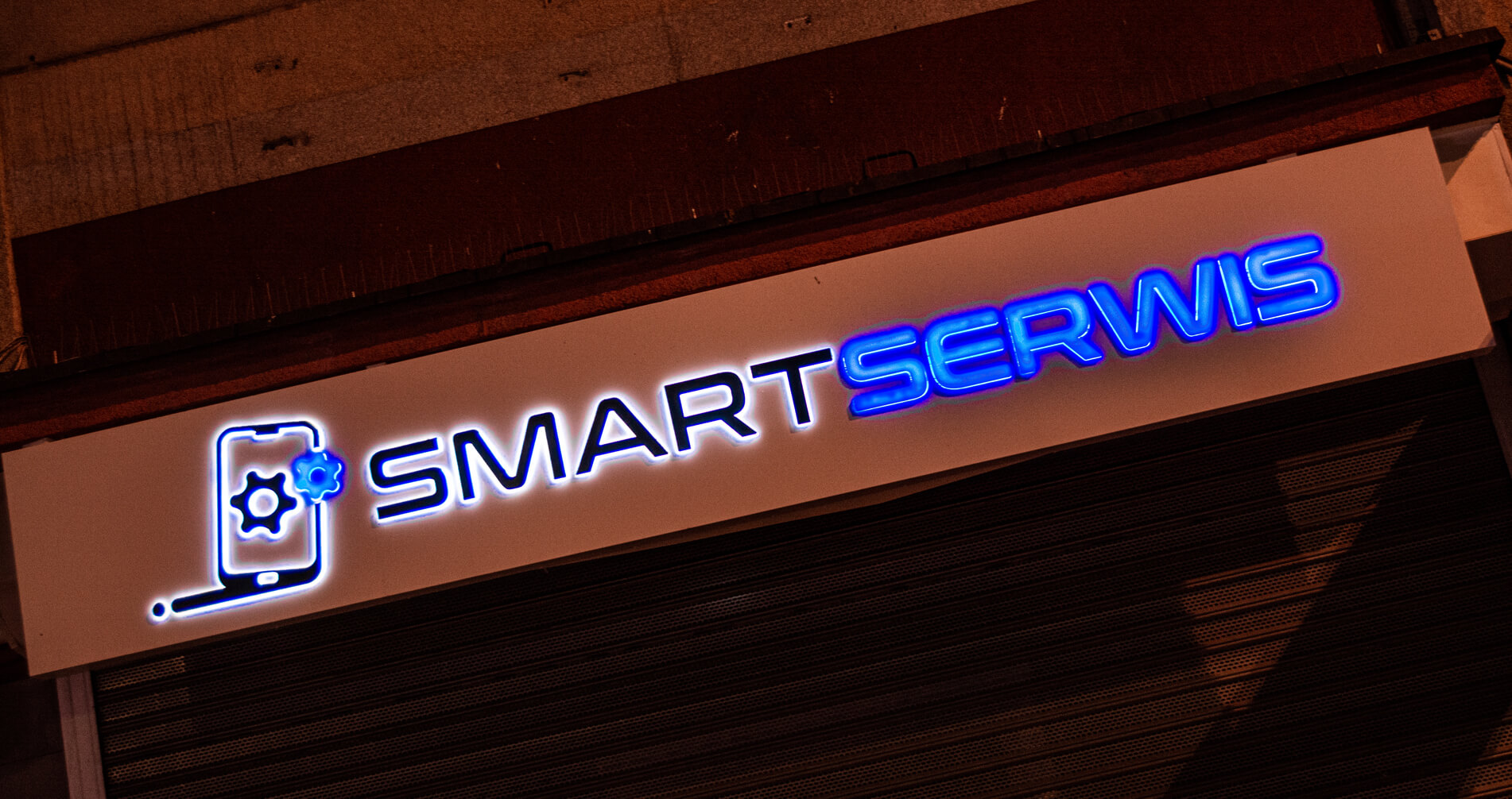 Smart Servis - reklama przestrzenna na kasetonie umieszczona nad wejsciem