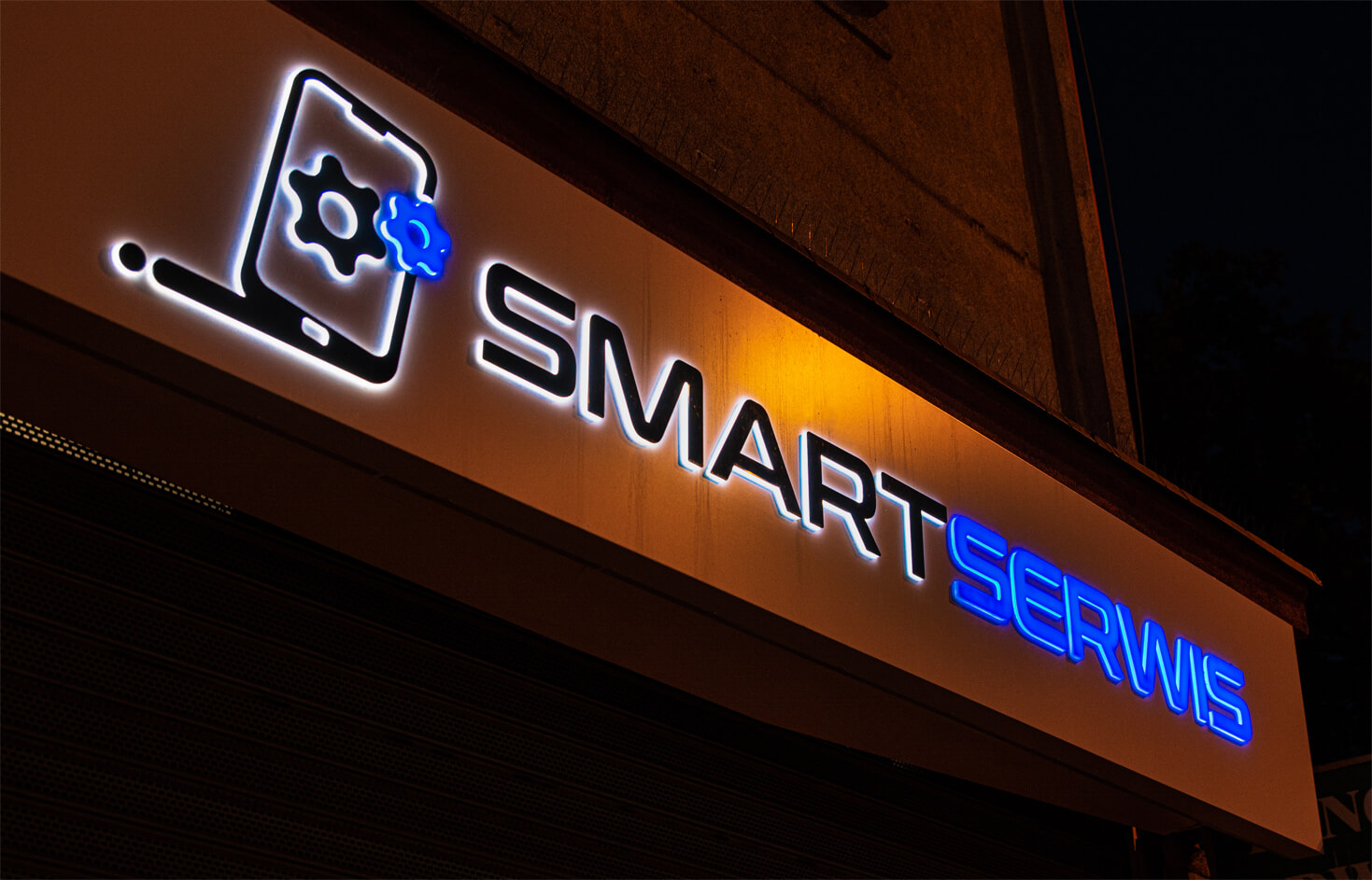 Smart Servis - spatial advertising on a coffer placed above the entrance