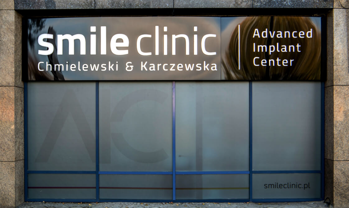 Smile Clinic - Lichtkasten aus Dibond über dem Eingang