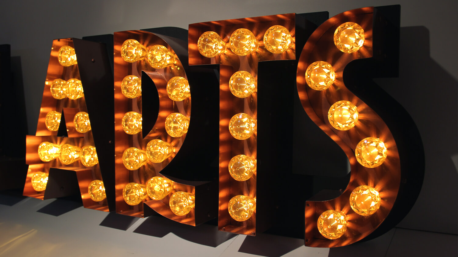 Inscriptie in 3D lichtgevende letters