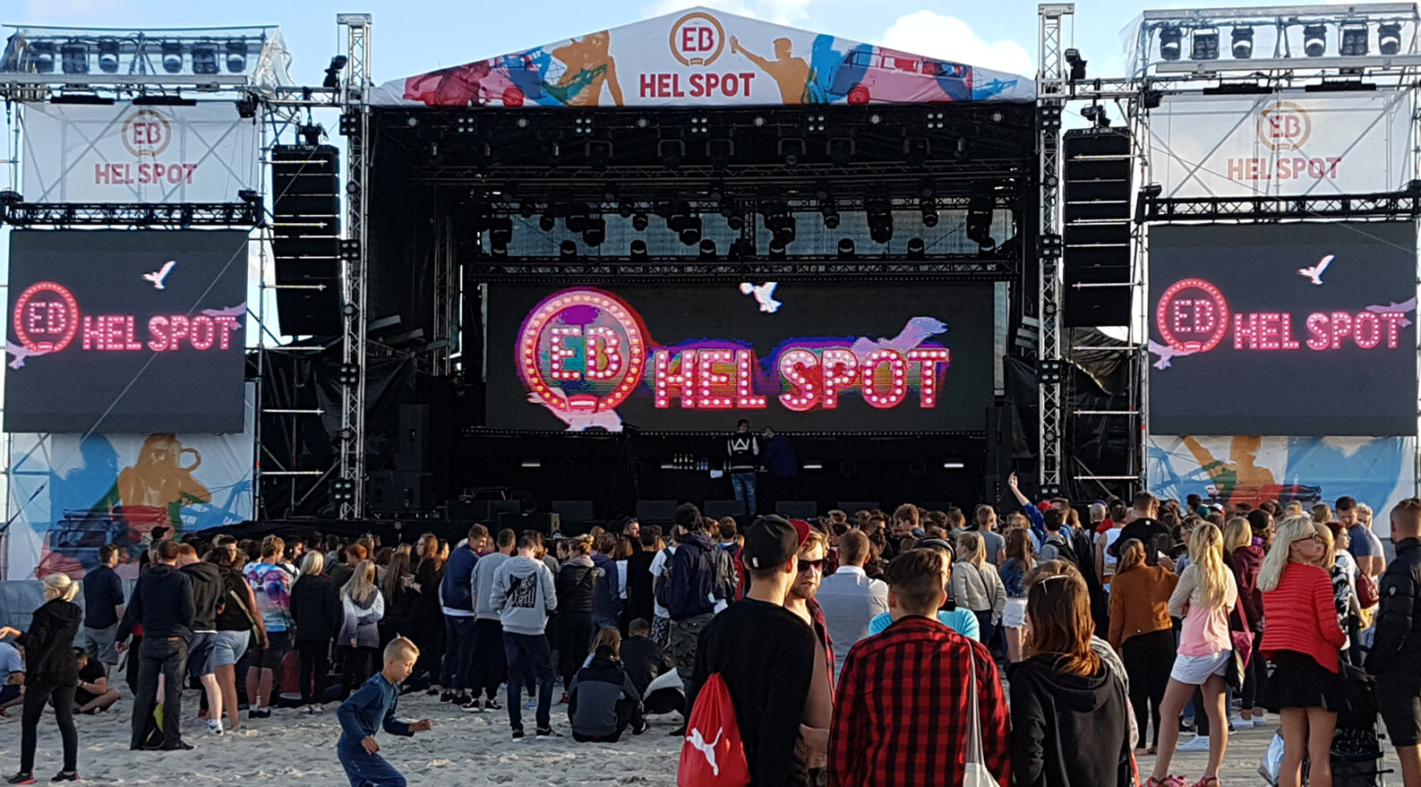 EB Hel Spot Festiwal - logo i litery z żarówkami umieszczone nad sceną