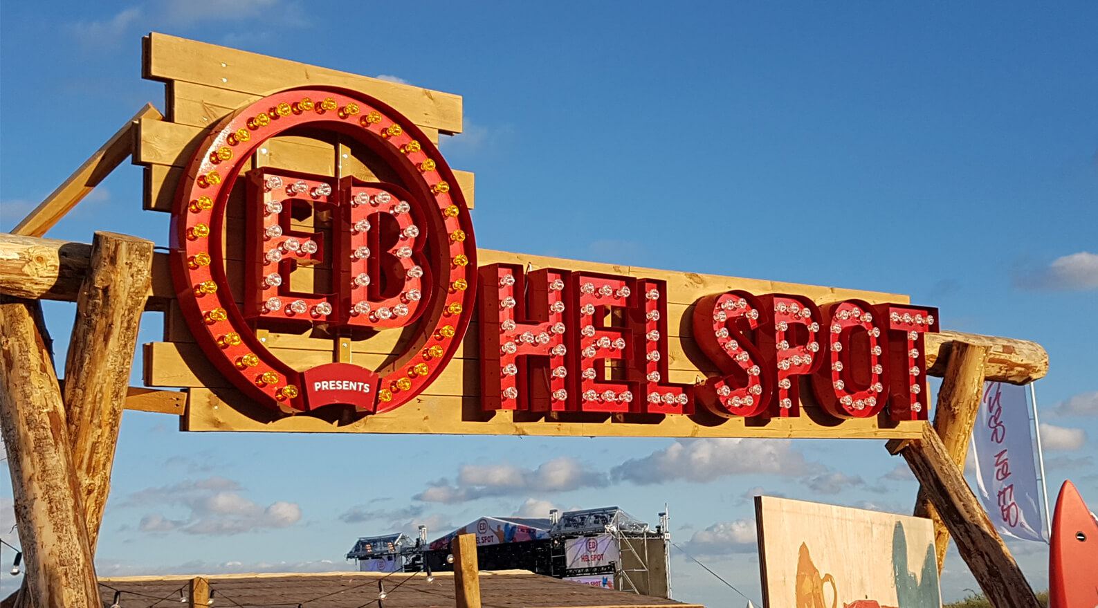 EB Hel Spot Festival - Logo und Buchstaben mit Glühbirnen auf einem Holzrahmen über dem Eingang