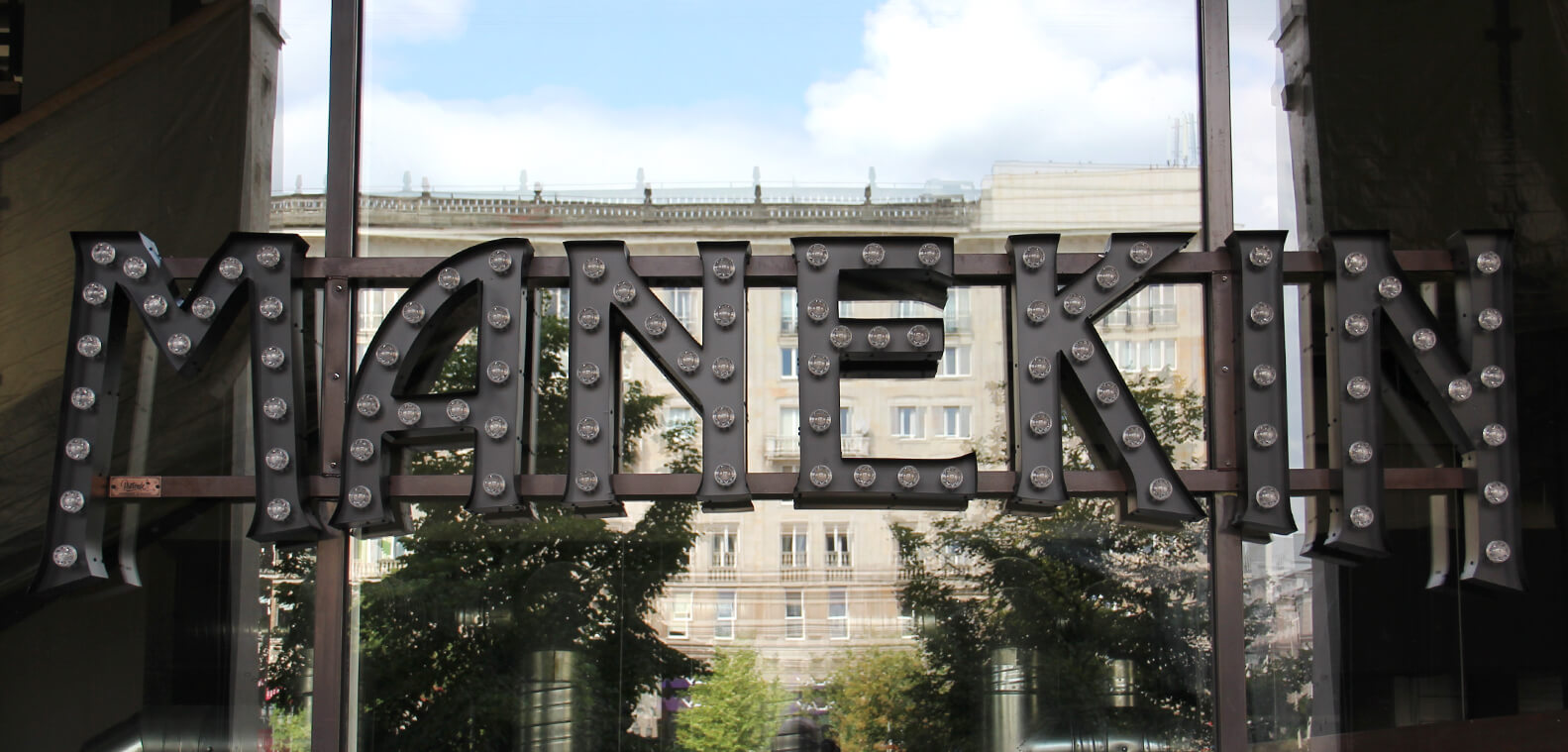 Paspop - letters met bollen geplaatst op een houten frame boven de ingang