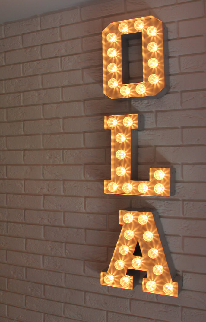 The letters Ola in a vintage style apartment