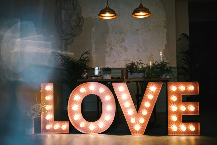 Lettere spaziali con lampadine con scritte Love