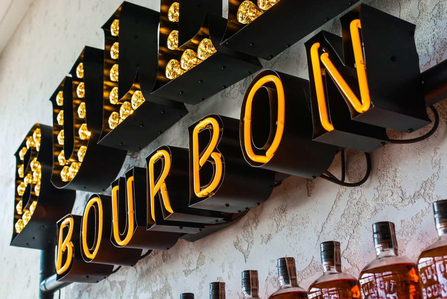 Bullett Bourbon - Letras con bombillas en un marco