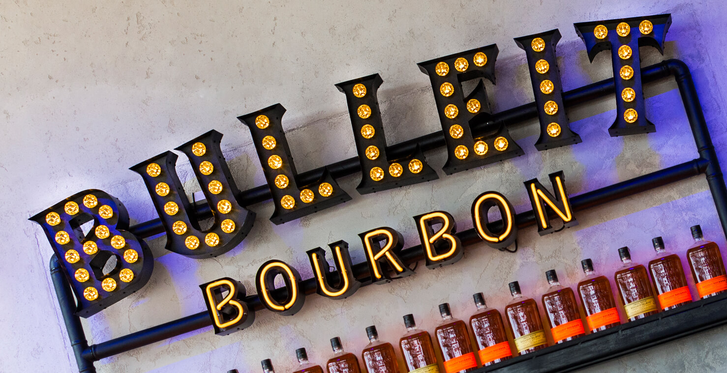 Bullett Bourbon - Buchstaben mit Glühbirnen auf einem Rahmen