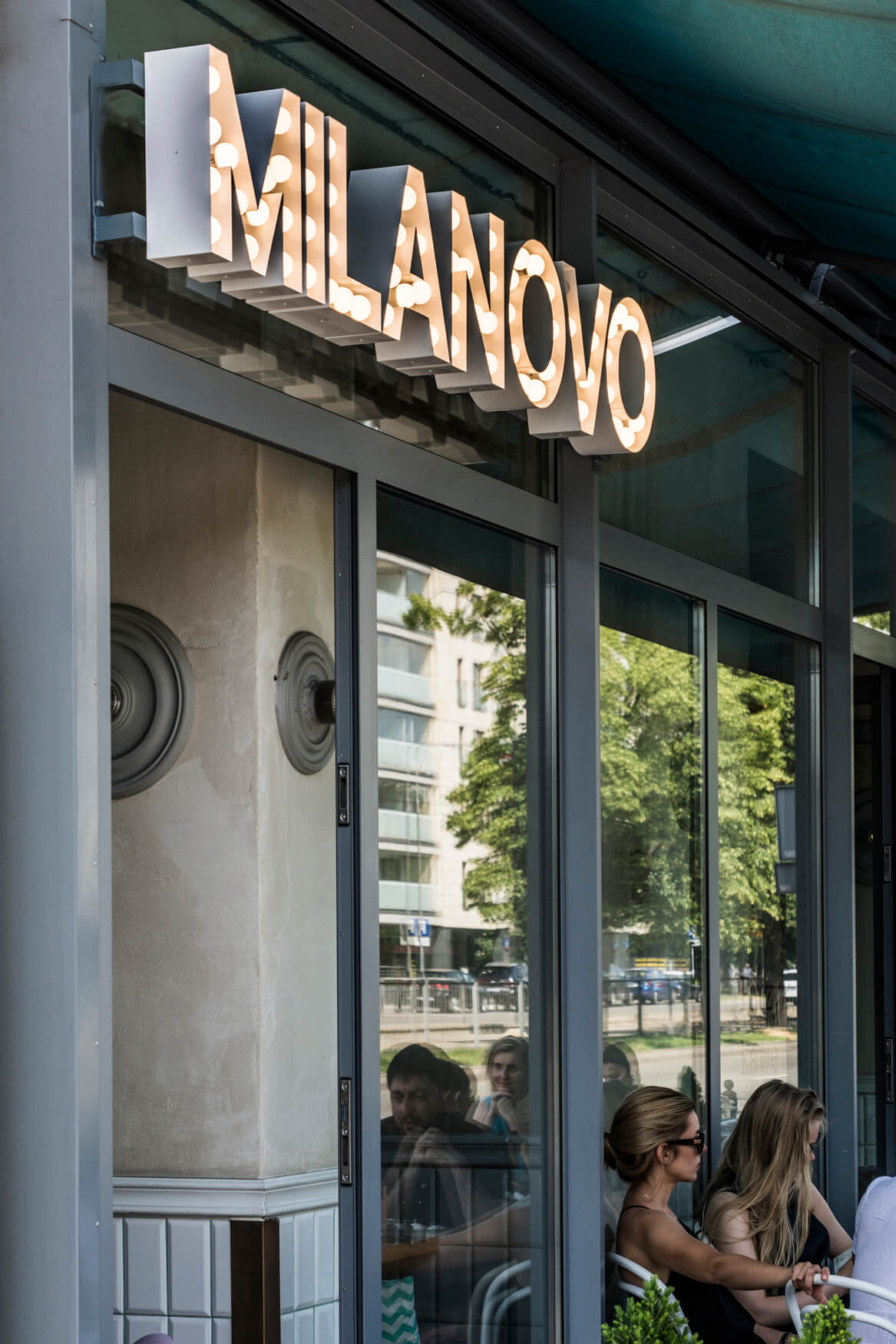 MILANOVO - Buchstaben mit Glühbirnen über dem Eingang zum Restaurant