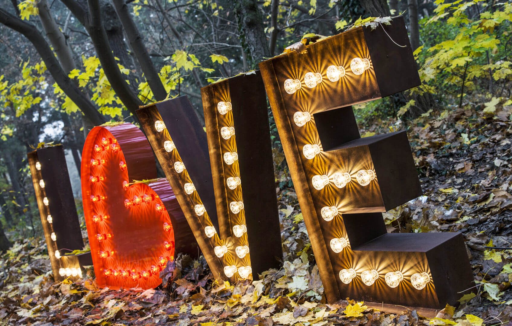 LOVE inscriptie samengesteld uit lichtgevende letters