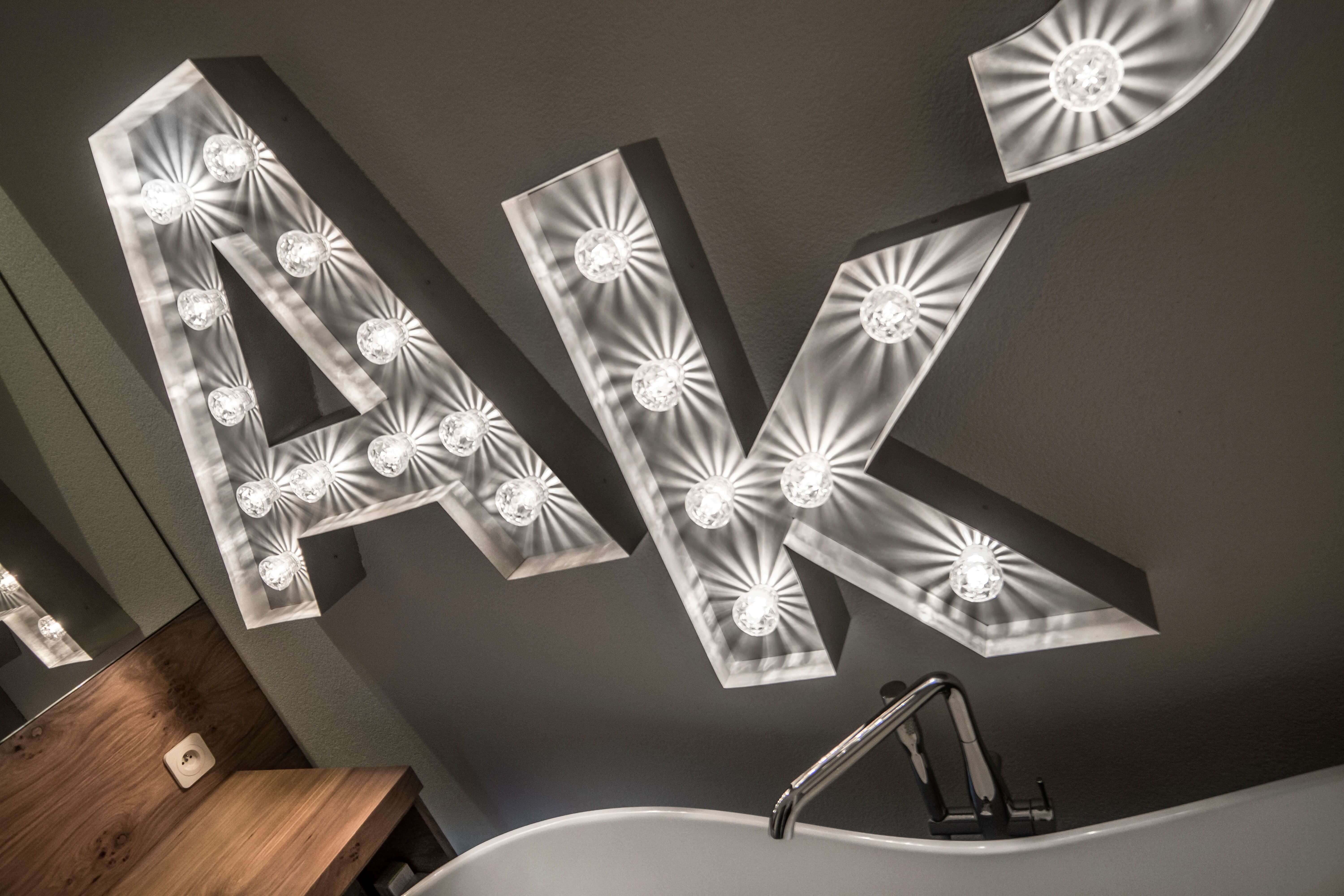 AKJ - letters voor wand met witte lampen