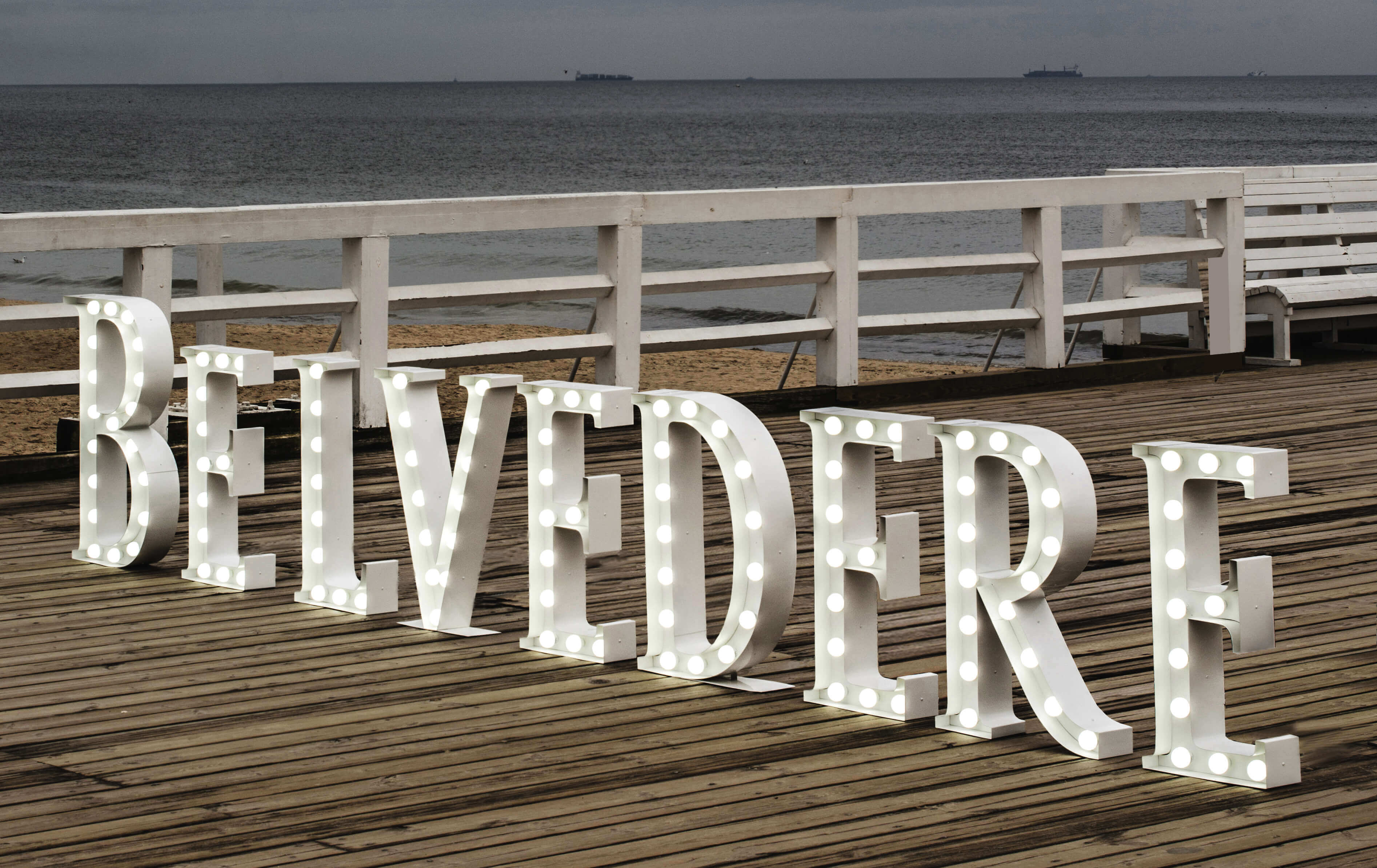 Belvedere - Stehende Buchstaben mit Glühbirnen auf der Seebrücke