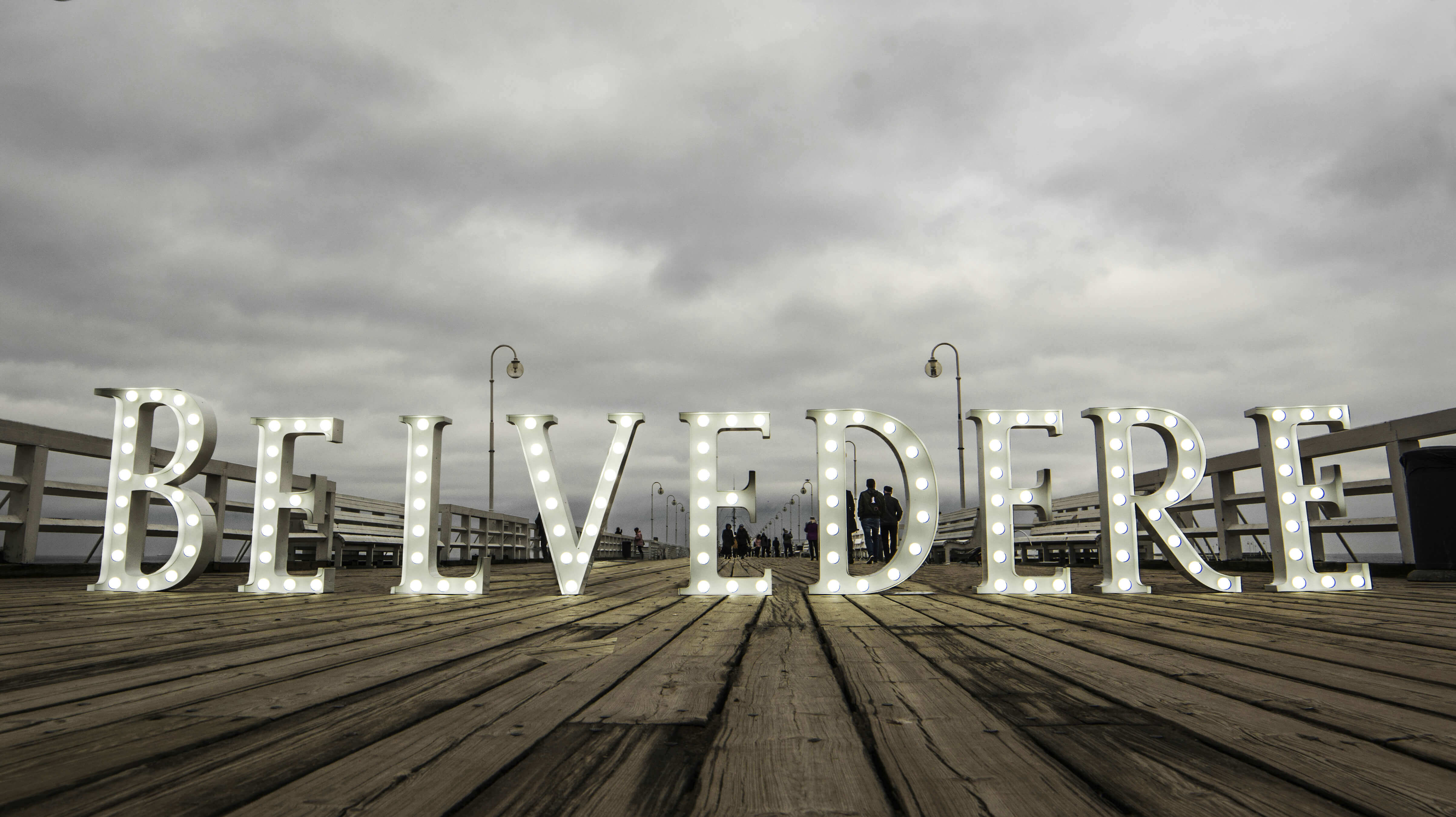 Belvedere - Stehende Buchstaben mit Glühbirnen auf der Seebrücke