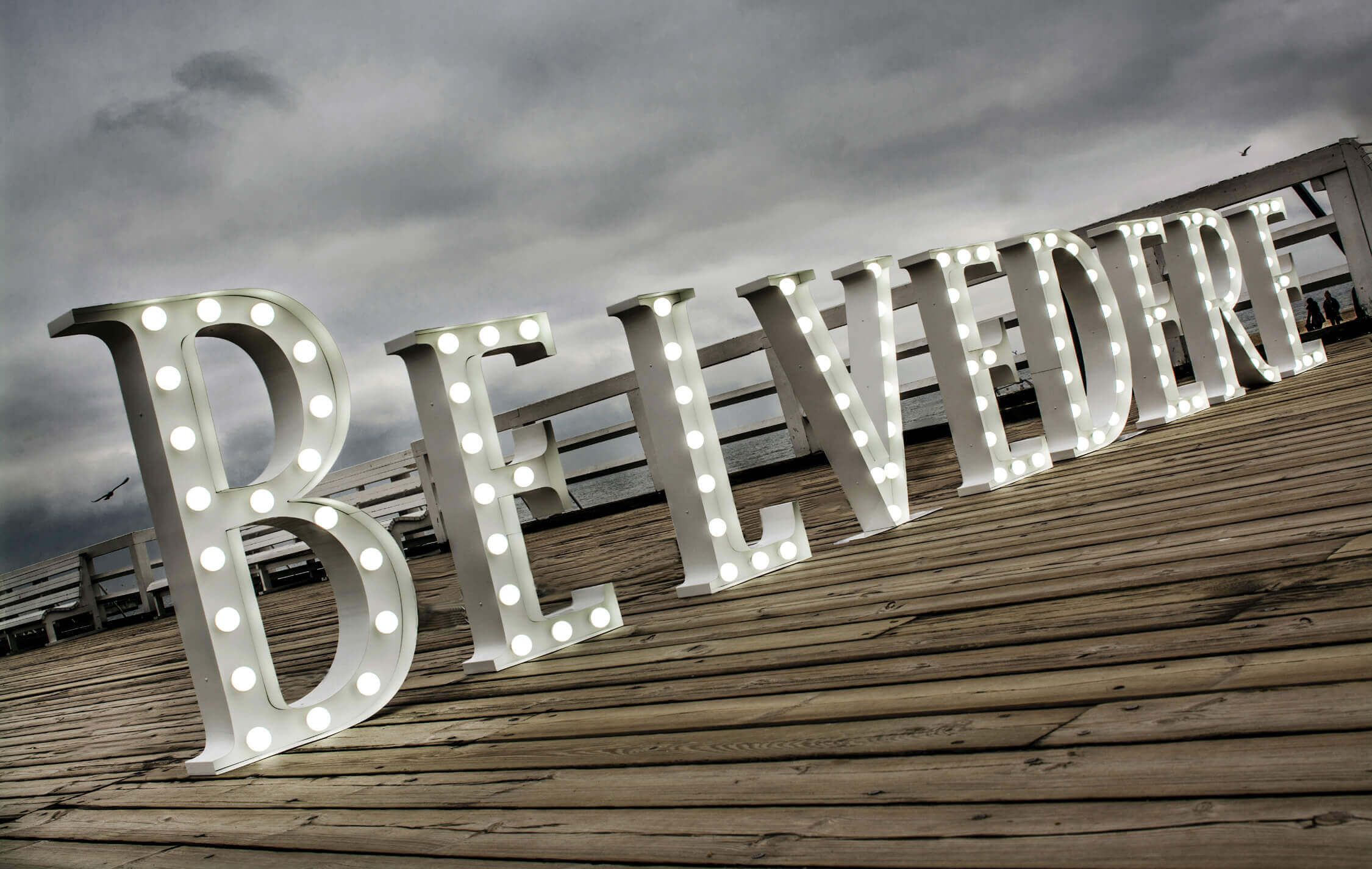 Belvedere - staande letters met gloeilampen op de pier