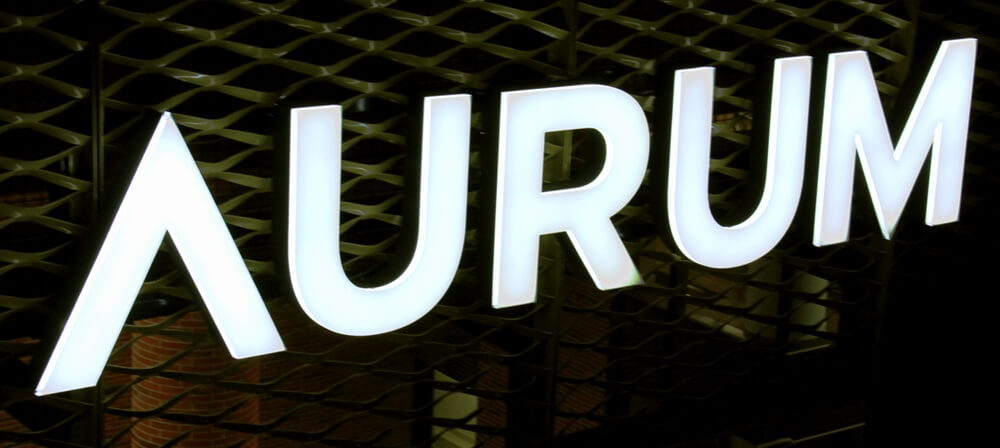 Aurum - Lettere luminose spaziali a LED sopra l'ingresso su una cornice