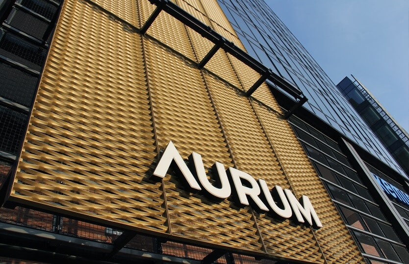 Aurum - Ruimtelijke LED lichtletters boven de ingang op een frame