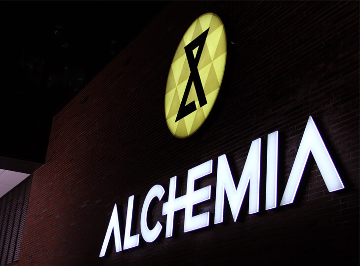 Alchimia - Lettere luminose a LED sopra l'ingresso