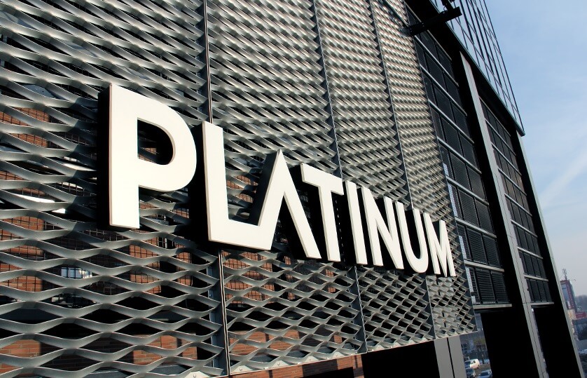 Platinum - litery świetlne LED nad wejściem