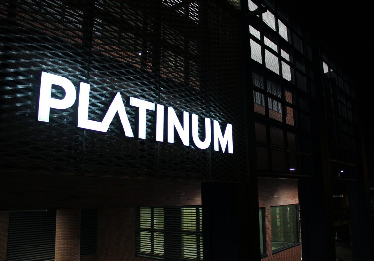 Platinum - litery świetlne LED nad wejściem