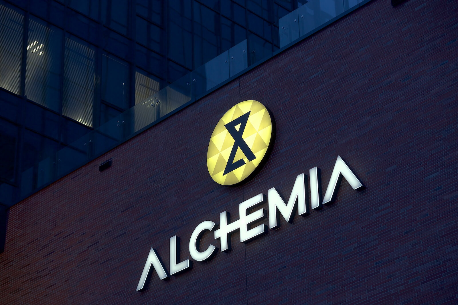 Alchemia - przestrzenne napisy i logo świecące nad wejściem