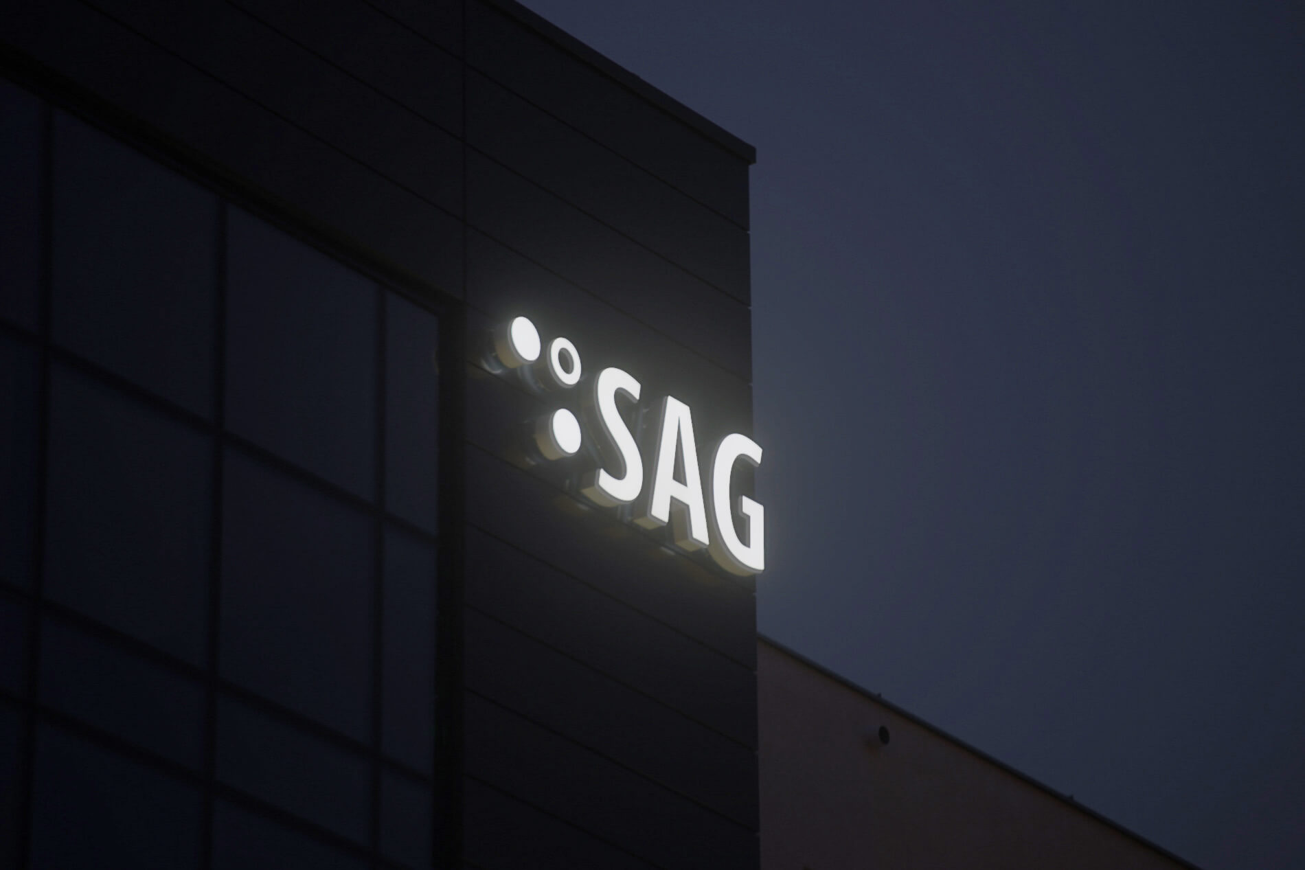 SAG - Lettres lumineuses spatiales montées sur entretoises